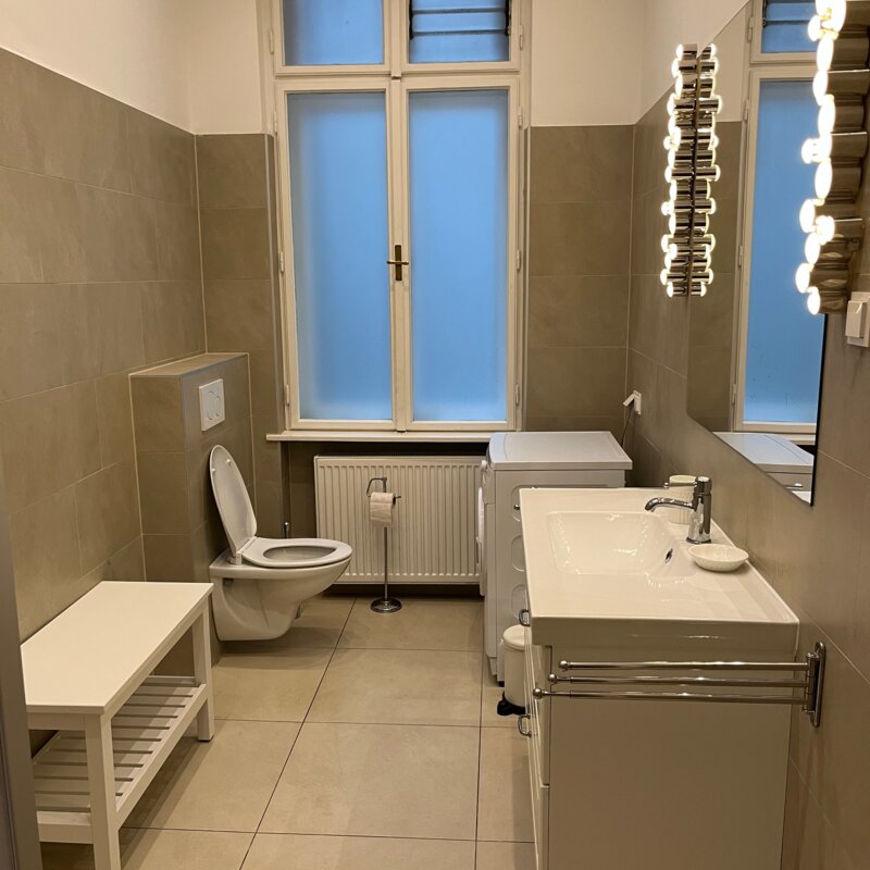 Badezimmer mit Dusche und WC