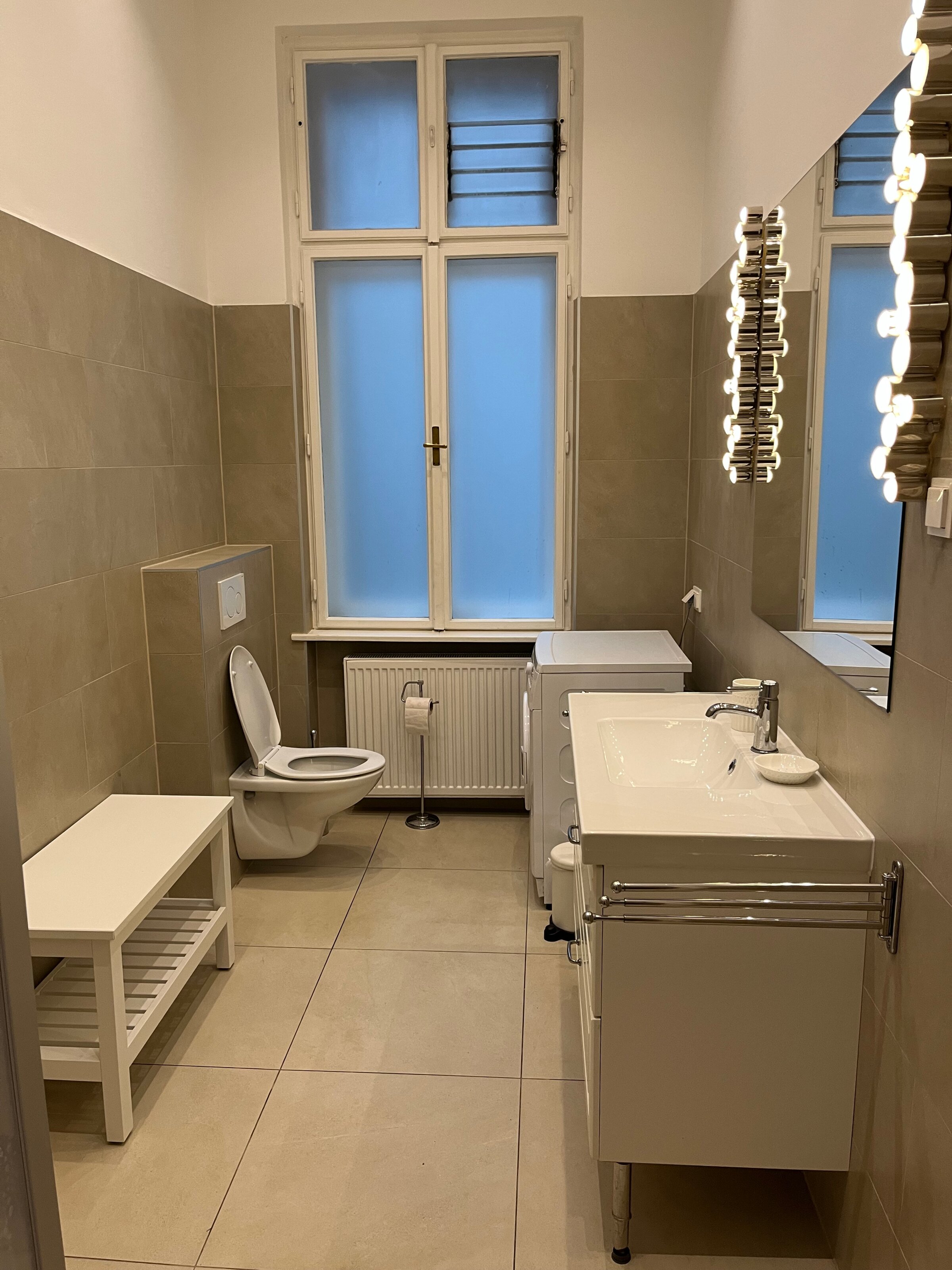 Badezimmer mit Dusche und WC