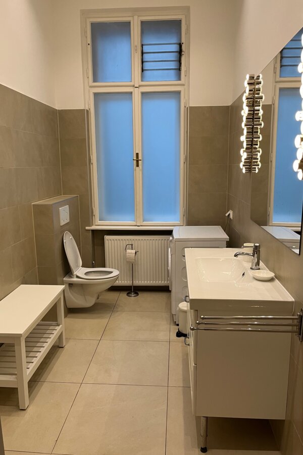 Badezimmer mit Dusche und WC