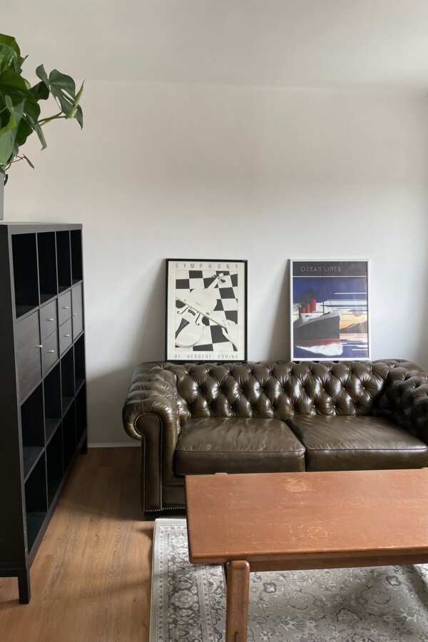 Stilvolles Wohnzimmer mit Ledersofa – 1-Zimmer Wohnung zur Kurzzeitmiete & Wohnen auf Zeit für 1 bis 6 Monate in Wels