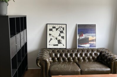 Stilvolles Wohnzimmer mit Ledersofa – 1-Zimmer Wohnung zur Kurzzeitmiete & Wohnen auf Zeit für 1 bis 6 Monate in Wels
