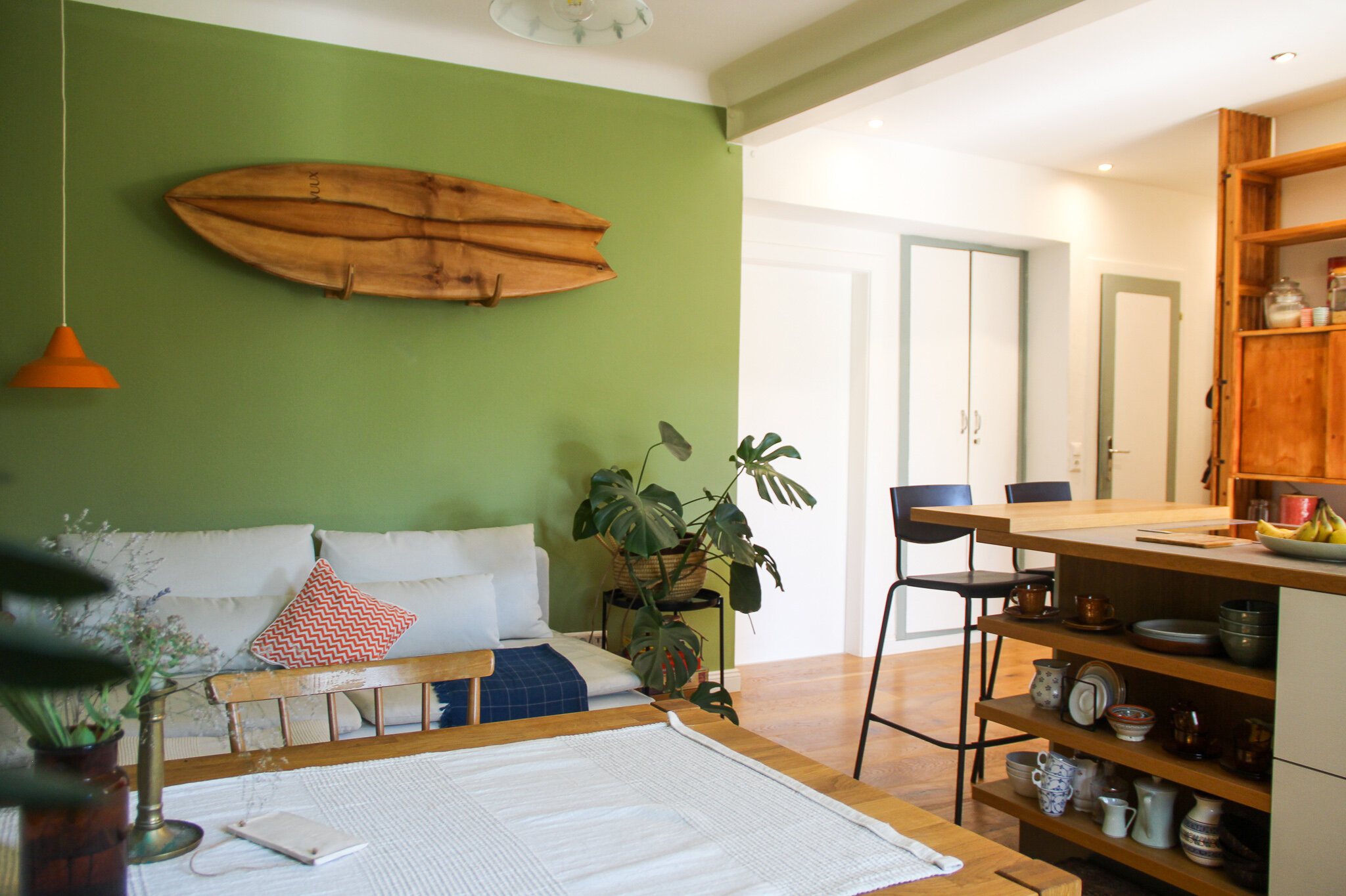 Das Herzstück unsere Wohnung - die Wohnküche mit Balkon zum Innenhof. Moderner Küchenblock, Esstisch und gemütliche Sofaecke. | © ©laurabell