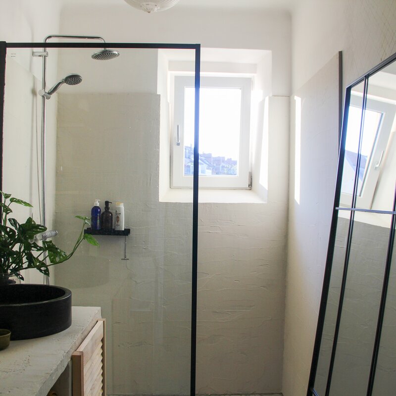 Ebenerdige Dusche, Fenster in den Innenhof | © ©laurabell