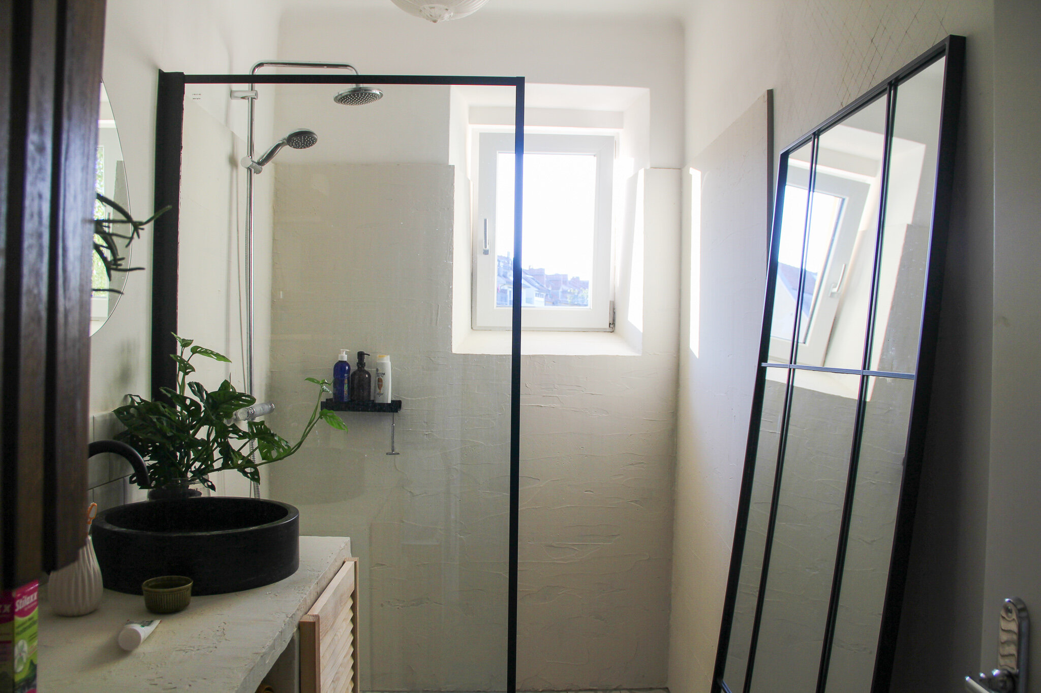 Ebenerdige Dusche, Fenster in den Innenhof | © ©laurabell