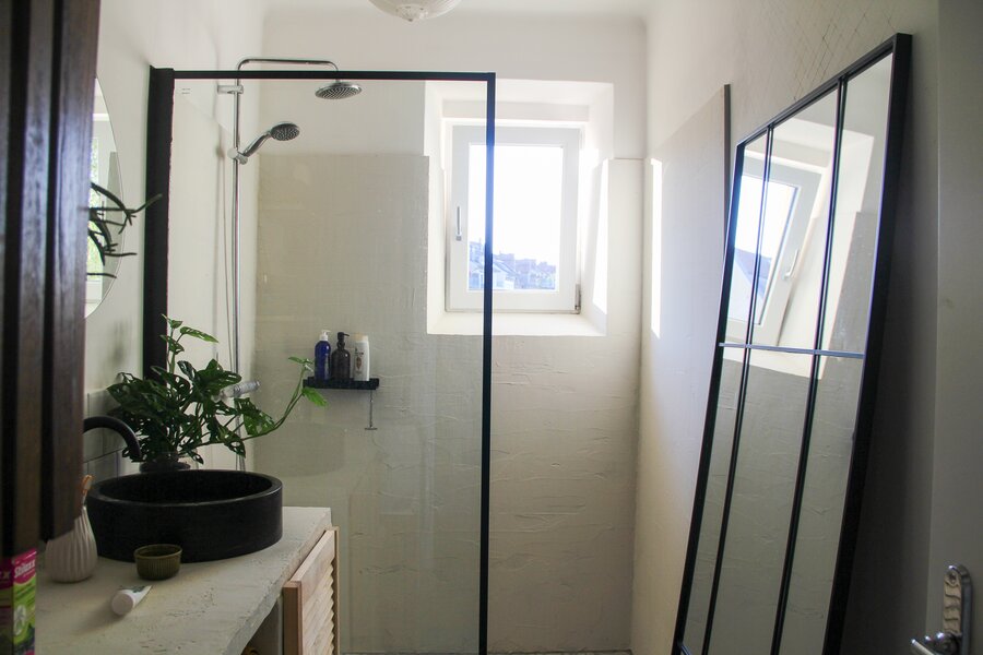 Ebenerdige Dusche, Fenster in den Innenhof | © ©laurabell