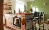 mit Backofen, Geschirrspüler und Frühstücksbar | © ©laurabell
