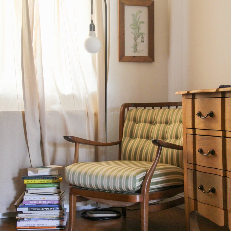 Leseecke und Kommode im Schlafzimmer | © ©laurabell