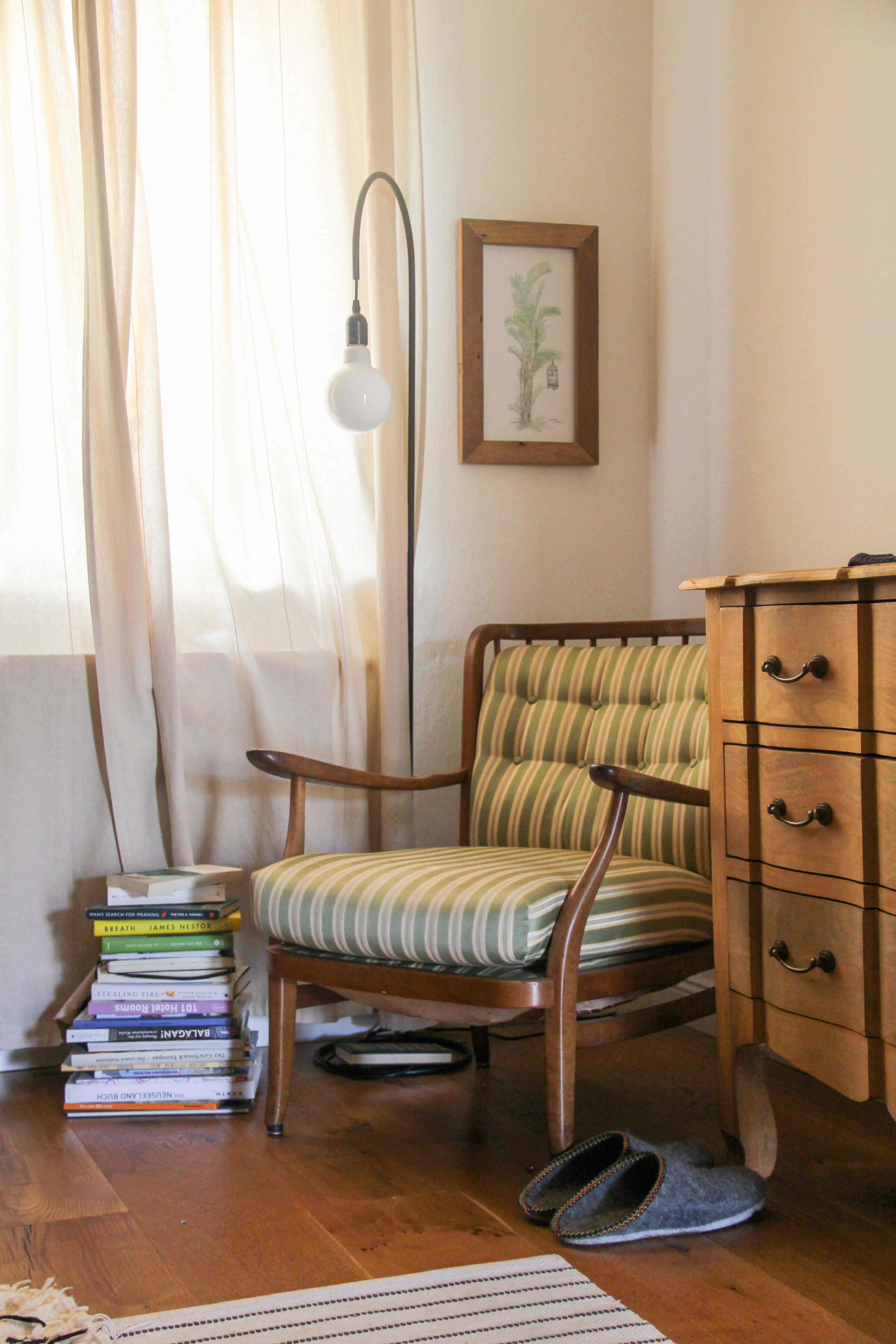 Leseecke und Kommode im Schlafzimmer | © ©laurabell