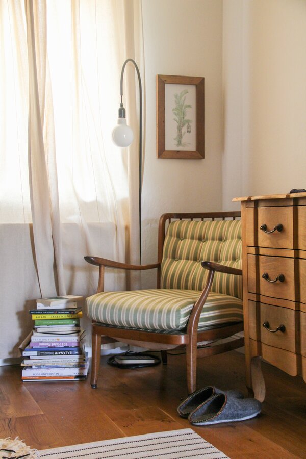 Leseecke und Kommode im Schlafzimmer | © ©laurabell