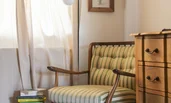 Leseecke und Kommode im Schlafzimmer | © ©laurabell