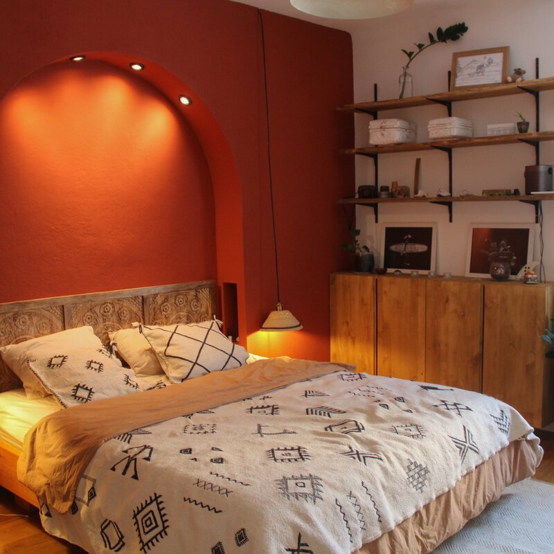 Schlafzimmer mit Doppelbett und Wandregal mit stimmungsvoller Beleuchtung | © ©laurabell