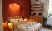 Schlafzimmer mit Doppelbett und Wandregal mit stimmungsvoller Beleuchtung | © ©laurabell