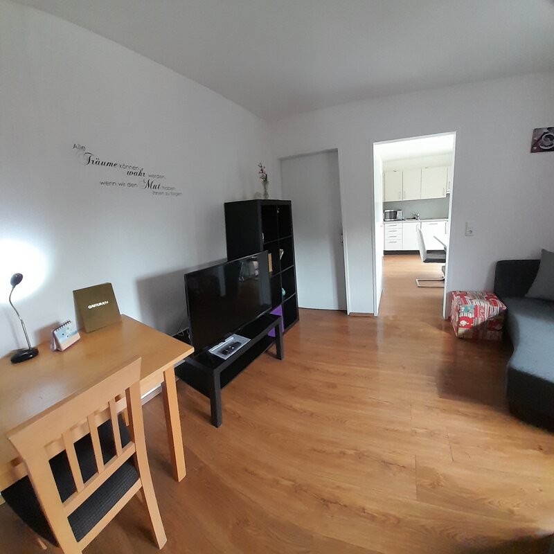 Wohnzimmer mit Blick in die Küche