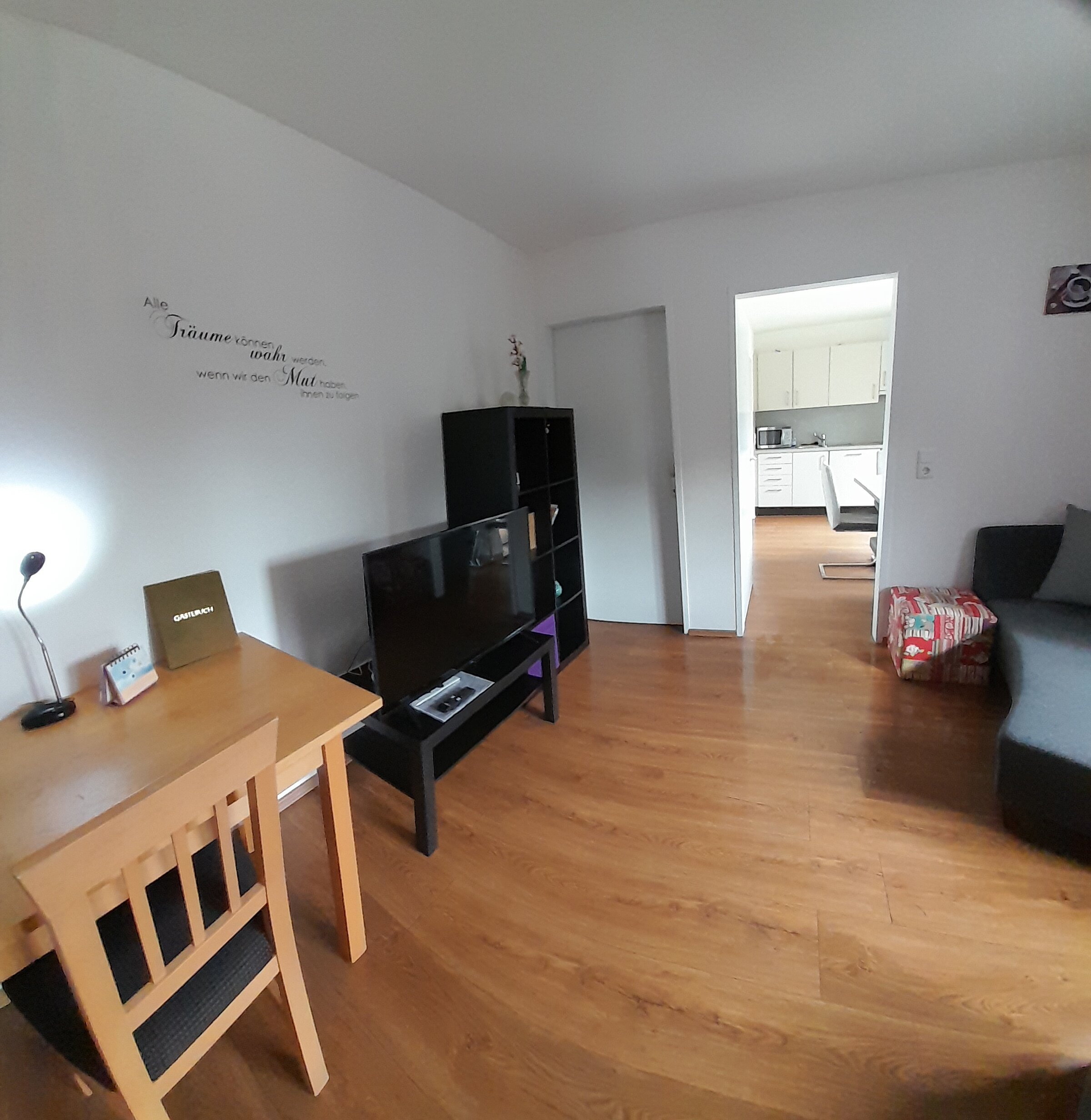 Wohnzimmer mit Blick in die Küche