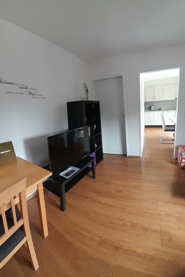 Wohnzimmer mit Blick in die Küche