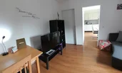 Wohnzimmer mit Blick in die Küche