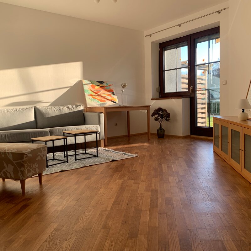 lichtdurchflutetes Wohnzimmer