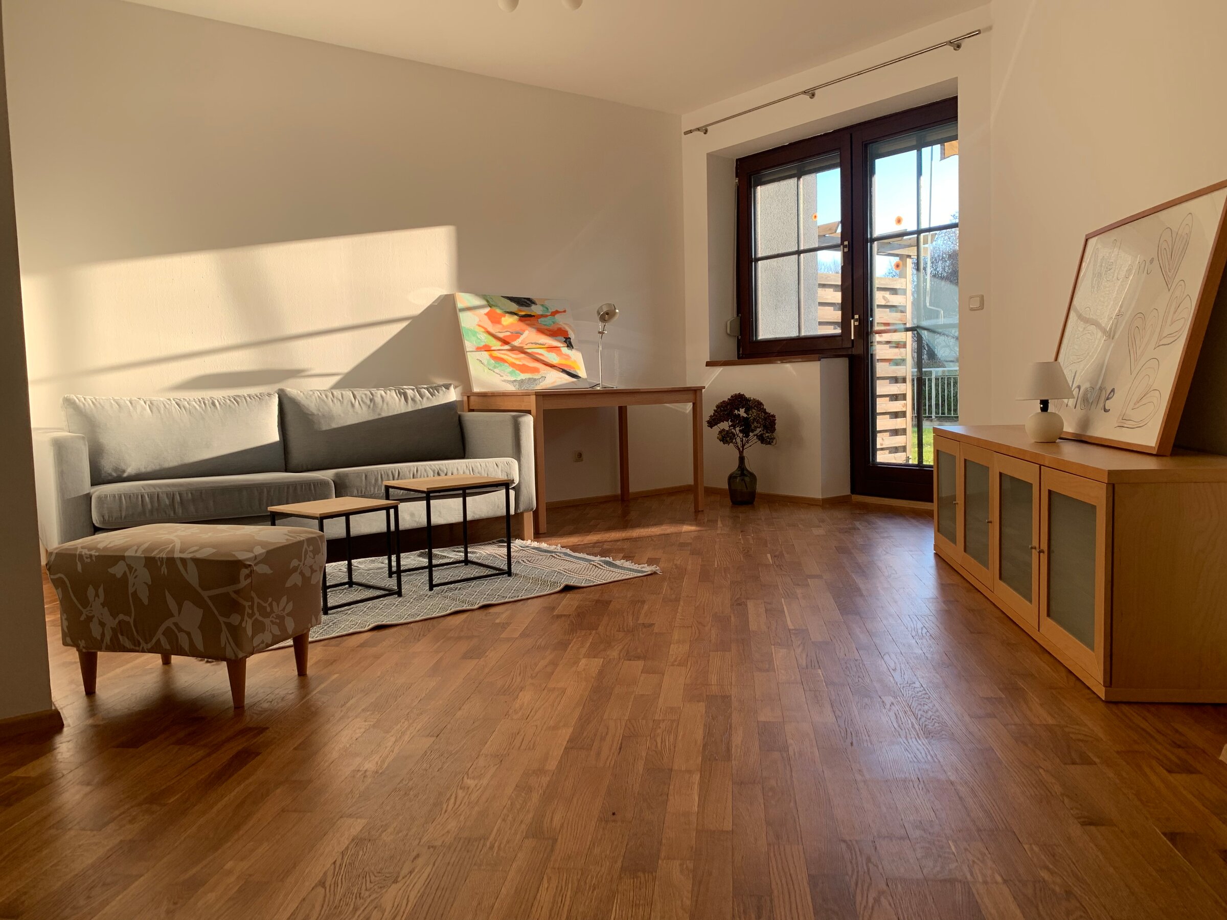 lichtdurchflutetes Wohnzimmer