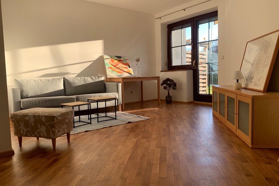 lichtdurchflutetes Wohnzimmer