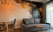 Wohnzimmer mit Schlafsofa (inkl. Topper und Bettwäsche für zwei Personen) | © fuxgmbh