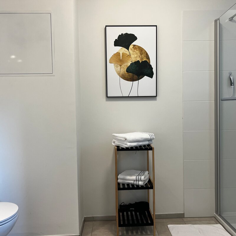 bathroom with shower, toilet, sink, washing machine / dryer | © fuxgmbh