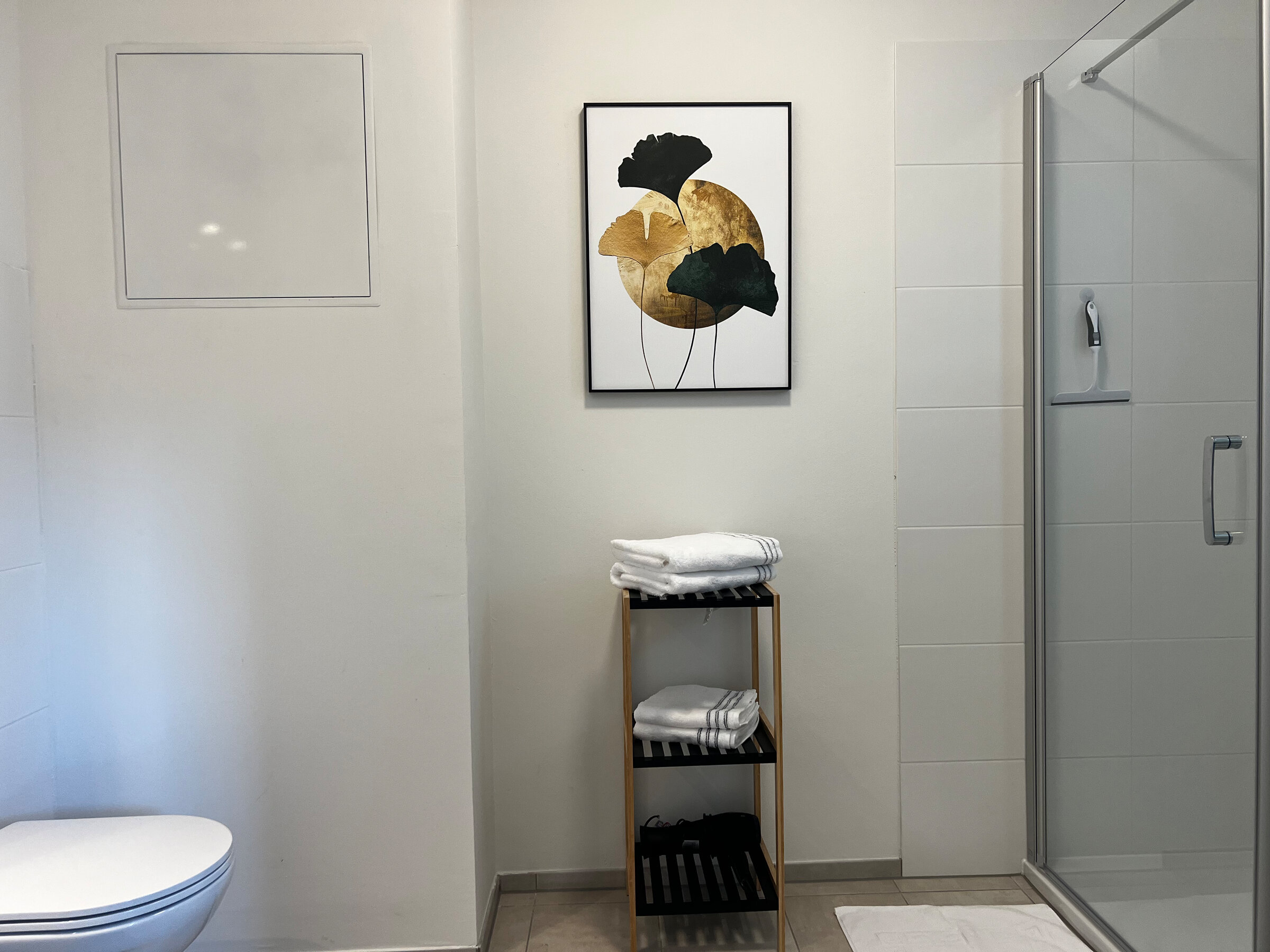 bathroom with shower, toilet, sink, washing machine / dryer | © fuxgmbh