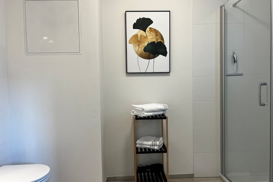 bathroom with shower, toilet, sink, washing machine / dryer | © fuxgmbh