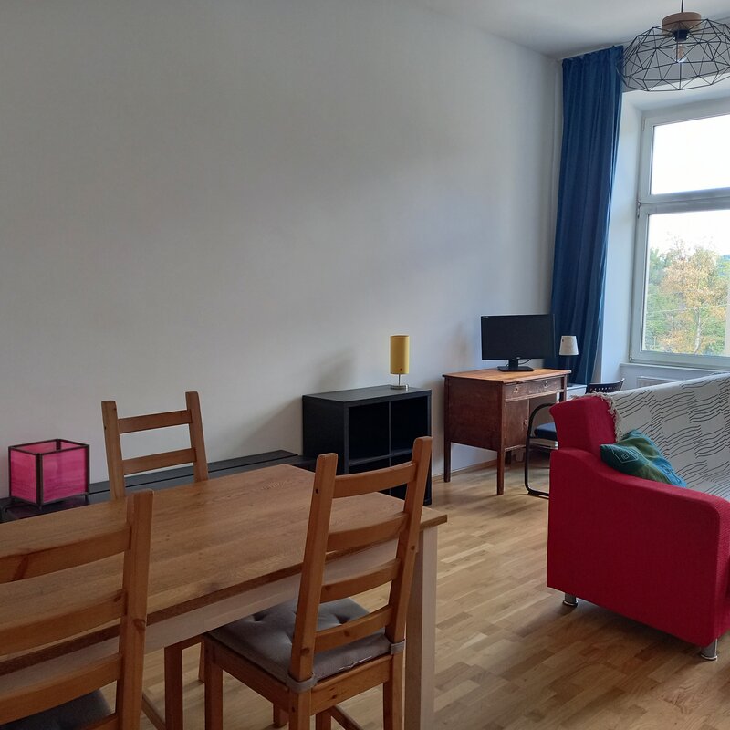 Essbereich und Arbeitsplatz im Wohnzimmer