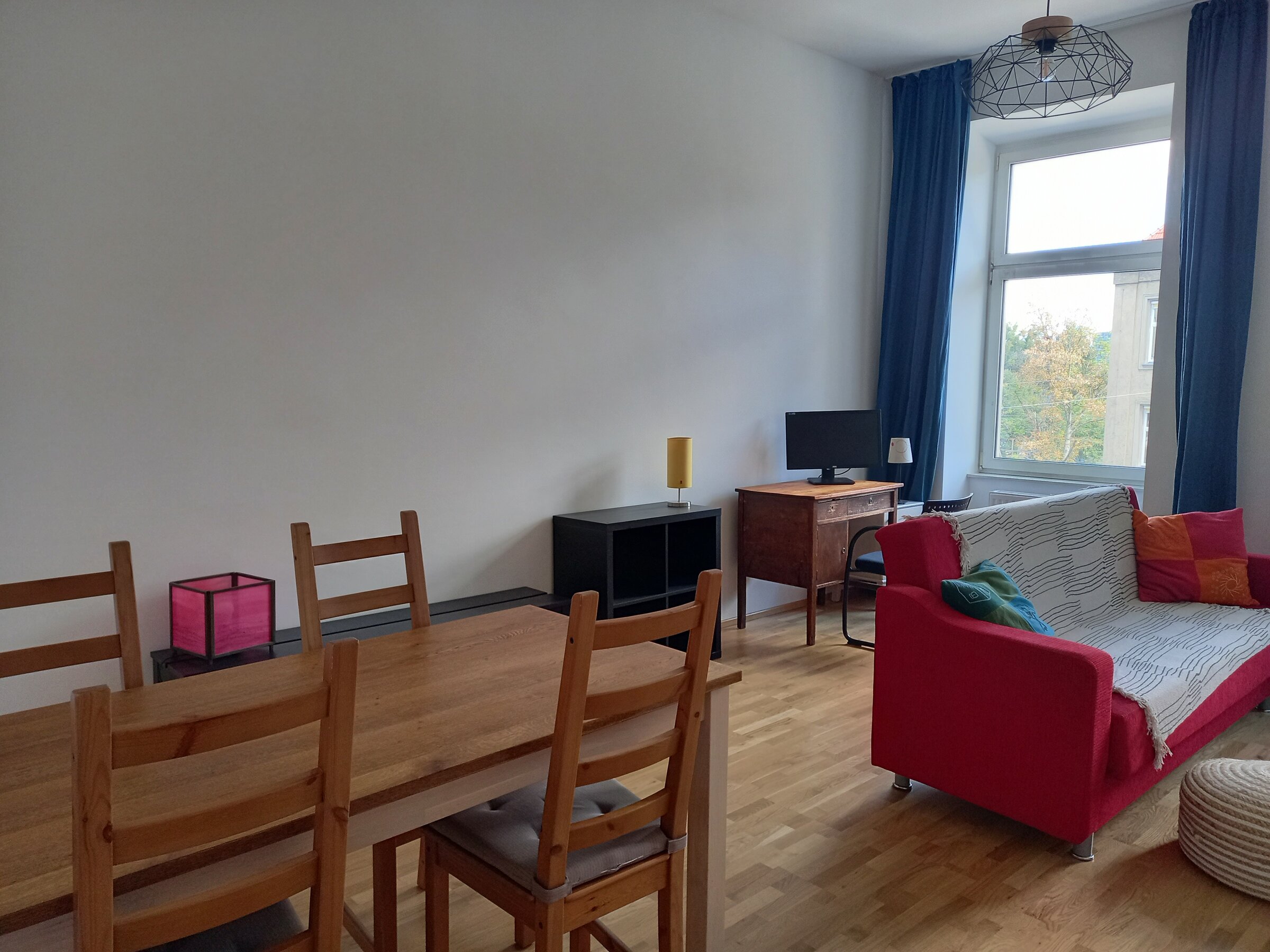 Essbereich und Arbeitsplatz im Wohnzimmer