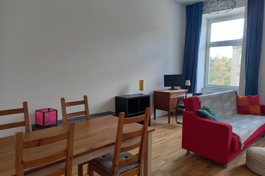 Essbereich und Arbeitsplatz im Wohnzimmer