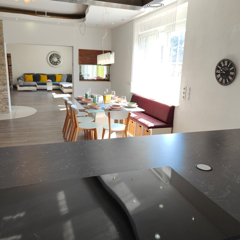 Essplatz für bis zu 8 Personen, Sofa ausziehbar | © Andrea Sommer