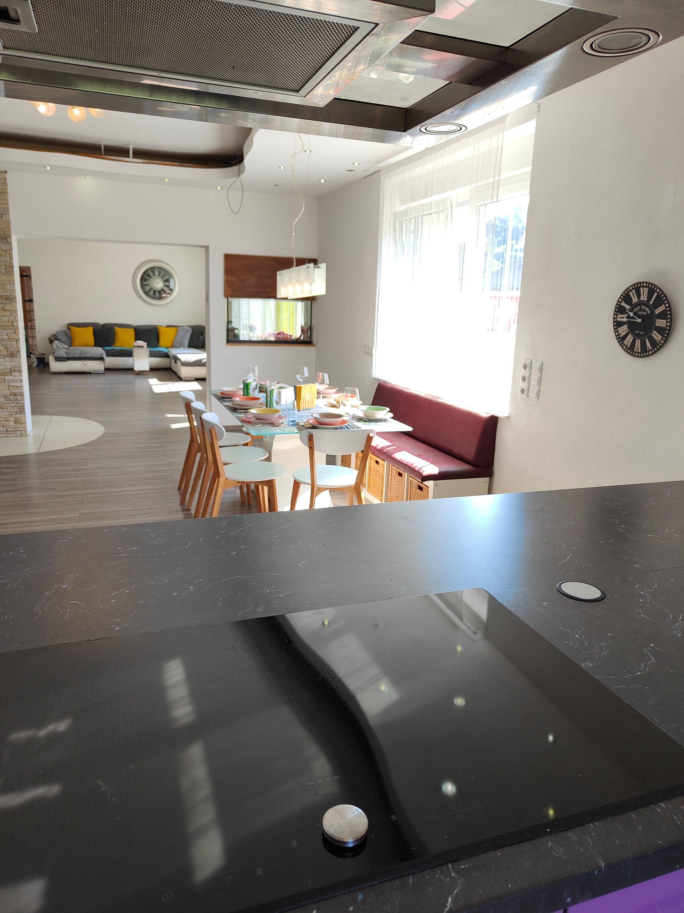 Dining area for up to 8 people, extendable sofa | © Andrea Sommer