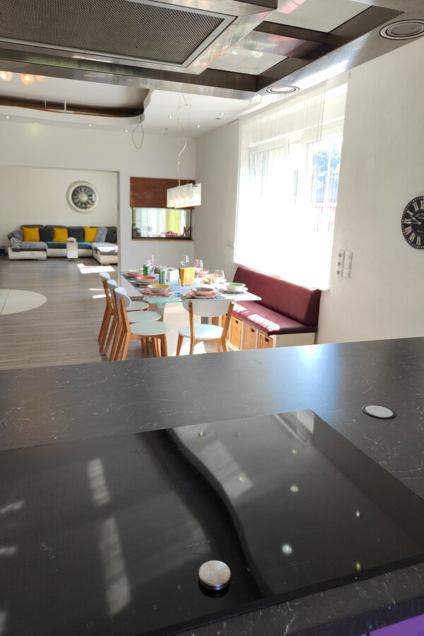 Dining area for up to 8 people, extendable sofa | © Andrea Sommer