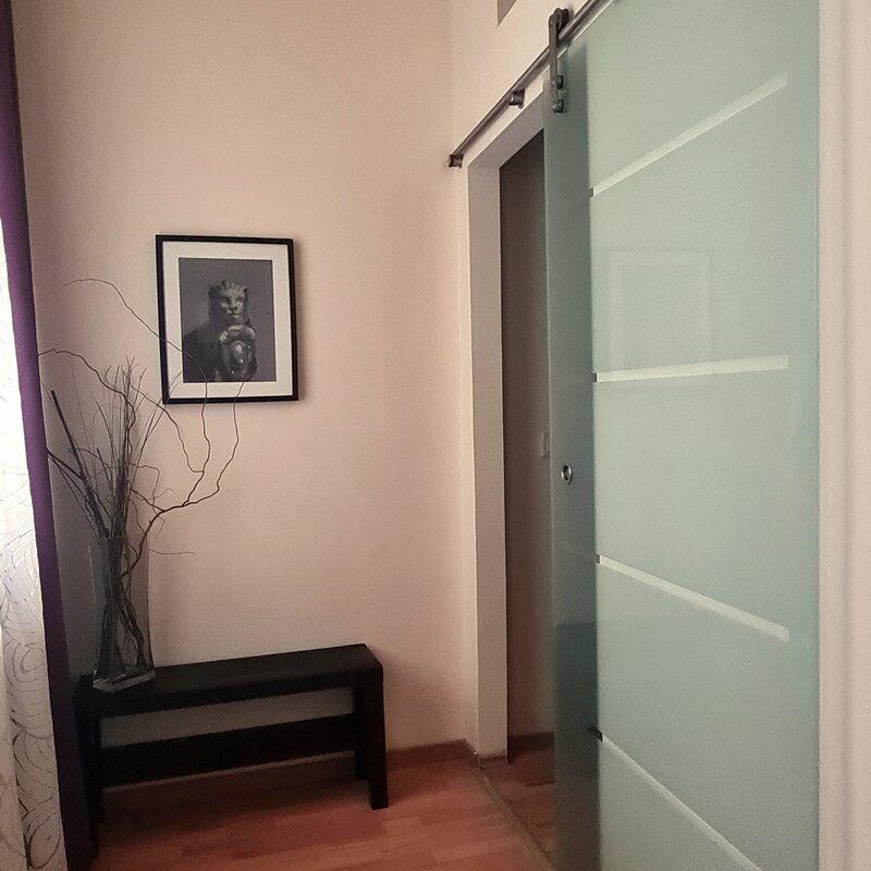 Flur zum Schlafzimmer mit Glastür