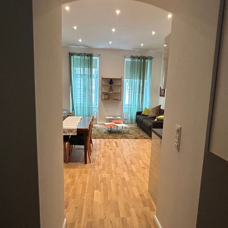 Bright living area with wood floors & modern lighting – 2-room apartment for short-term rental & temporary housing 1 to 6 months Vienna