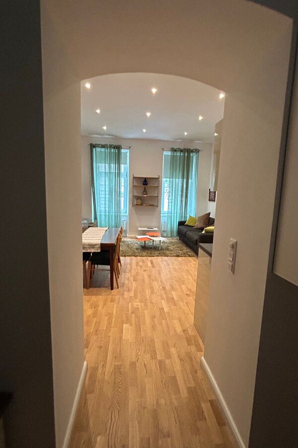 Bright living area with wood floors & modern lighting – 2-room apartment for short-term rental & temporary housing 1 to 6 months Vienna