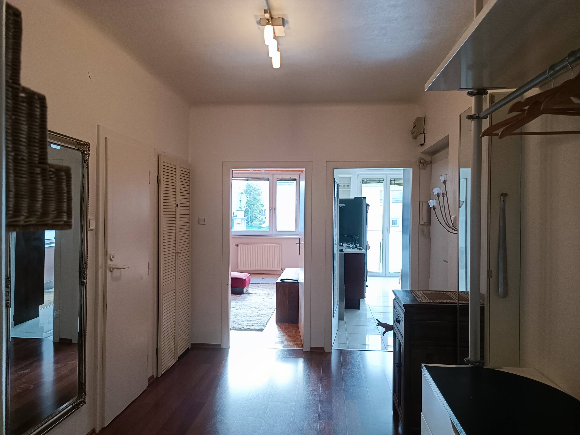 Vorraum mit Blick zur Küche und zum Wohnzimmer  | © Stefan Baloh 