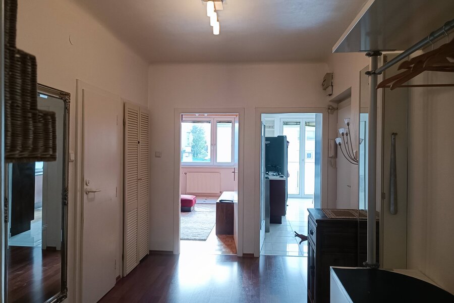 Vorraum mit Blick zur Küche und zum Wohnzimmer  | © Stefan Baloh 