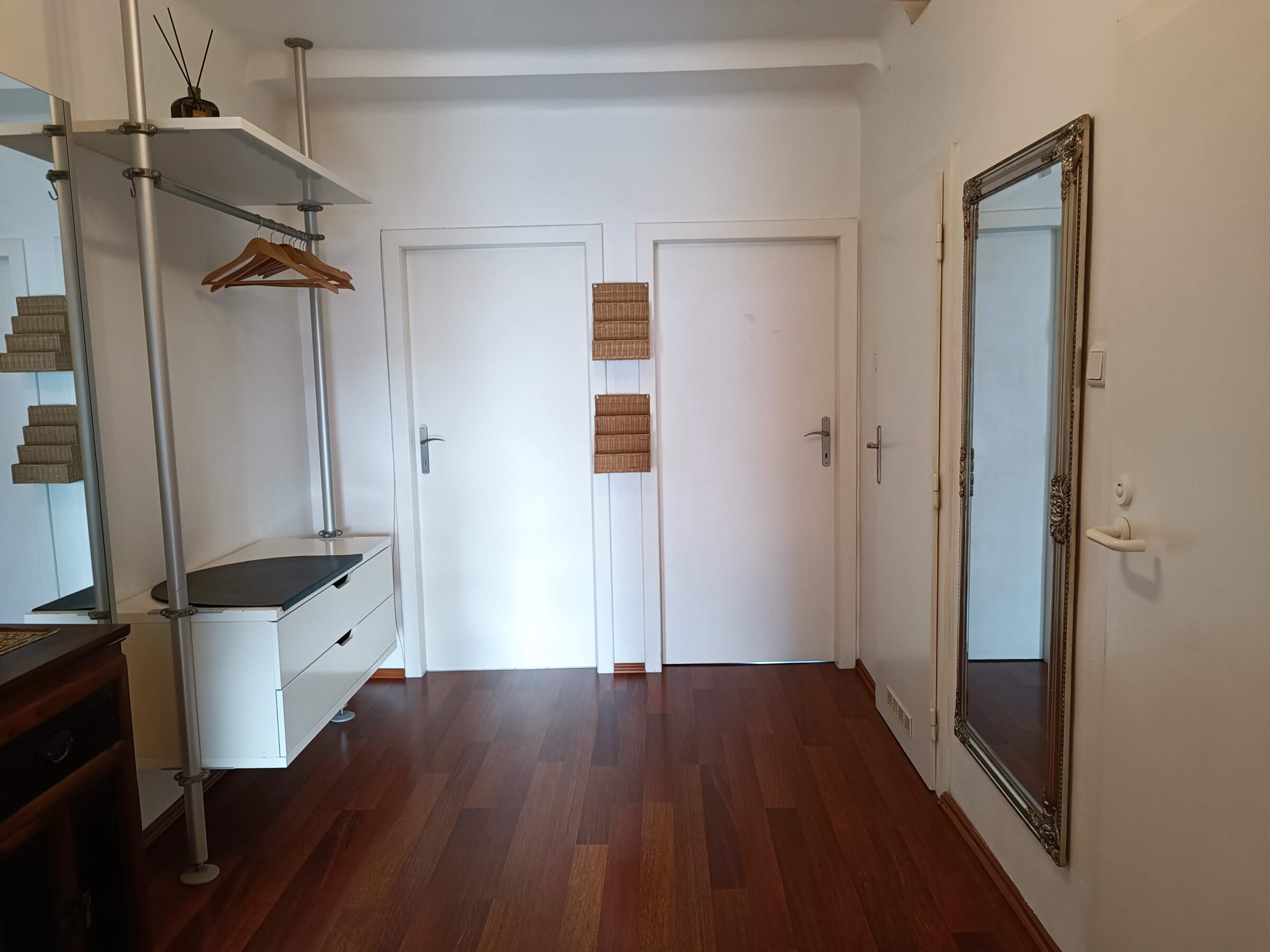 Vorraum mit Blick zum Schlafzimmer und zum Arbeitszimmer  | © Stefan Baloh 