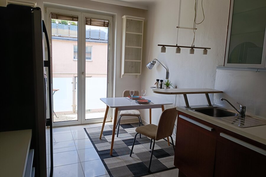 Kitchen/dining area with a view of the balcony | © Stefan Baloh 