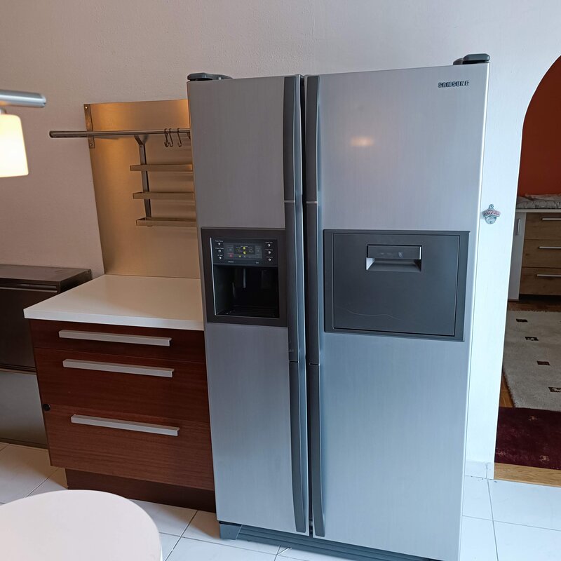 Küche / Side by Side Kühlschrank mit Eiswürfel-Zubereiter  | © Stefan Baloh 