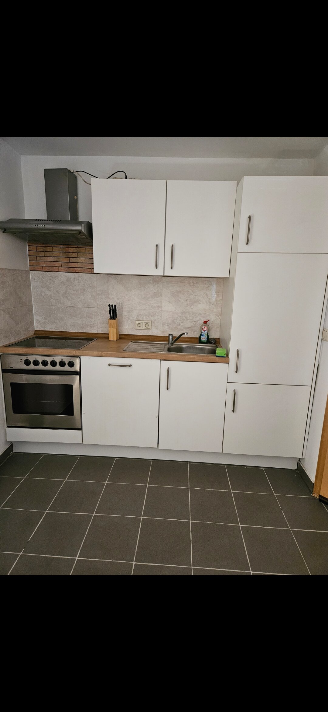 Modern fitted kitchen in 2-room apartment – short-term rental & temporary housing for 1 to 6 months in Gleisdorf