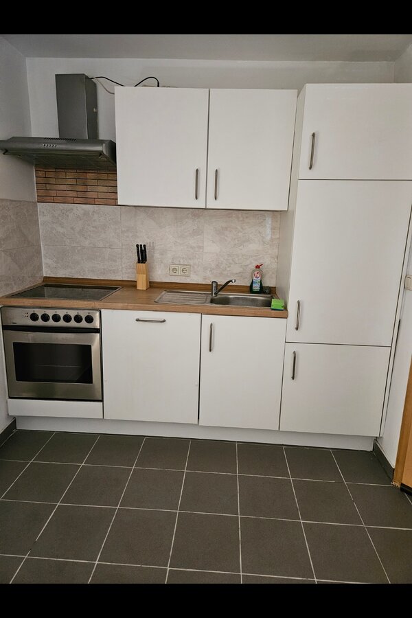 Modern fitted kitchen in 2-room apartment – short-term rental & temporary housing for 1 to 6 months in Gleisdorf