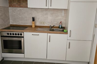 Modern fitted kitchen in 2-room apartment – short-term rental & temporary housing for 1 to 6 months in Gleisdorf