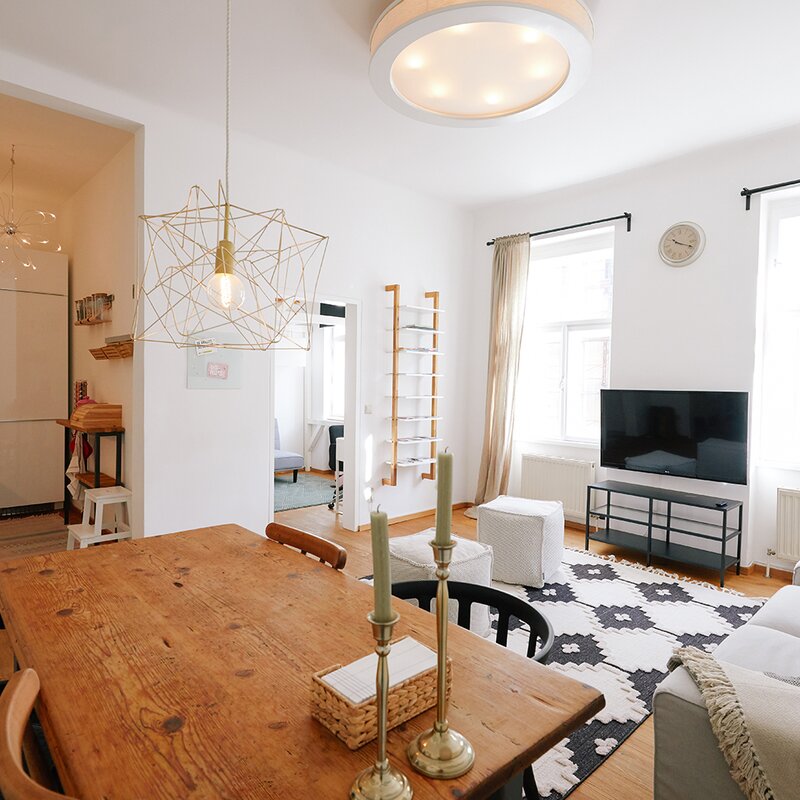 Bright open-plan living and dining area of a 3-room apartment for short-term rental in Vienna – temporary housing for 1 to 6 months.