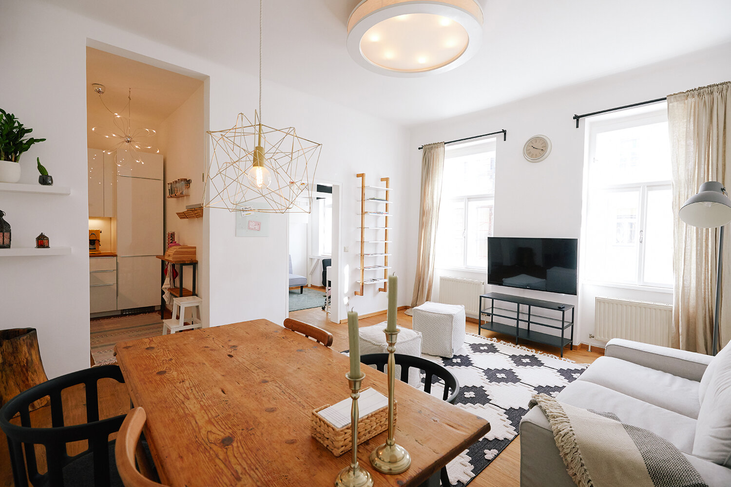 Bright open-plan living and dining area of a 3-room apartment for short-term rental in Vienna – temporary housing for 1 to 6 months.