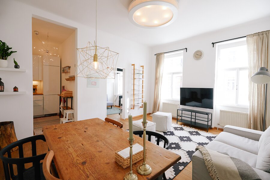 Bright open-plan living and dining area of a 3-room apartment for short-term rental in Vienna – temporary housing for 1 to 6 months.