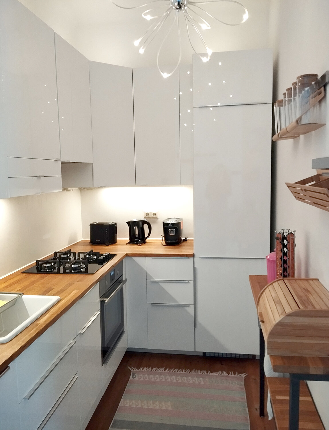 The kitchen is fully equipped. It has Tchibo Cafissimo coffee machine