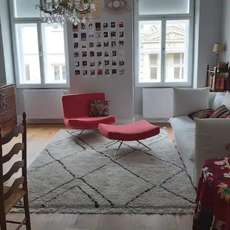 Blick auf das Wohnzimmer. Die Couch ist ausziehbar und sehr komfortabel für zwei weitere Personen.