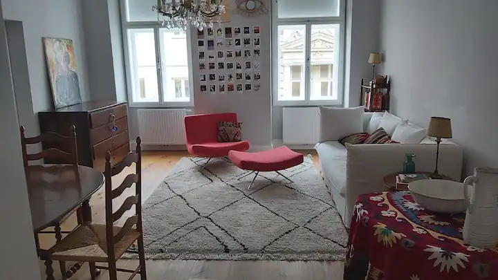 Blick auf das Wohnzimmer. Die Couch ist ausziehbar und sehr komfortabel für zwei weitere Personen.